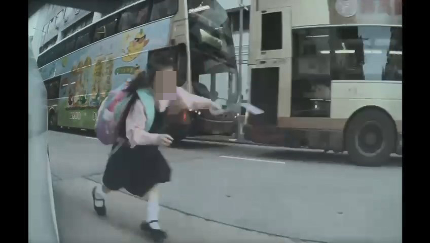 事主緊急扭軚閃避,險撞女童。讀者提供片段 事主緊急扭軚閃避,險撞女童。讀者提供片段