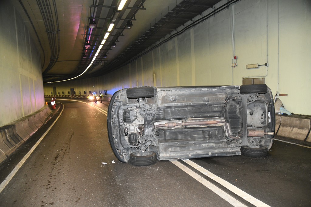 七人車橫亙隧道管道內。