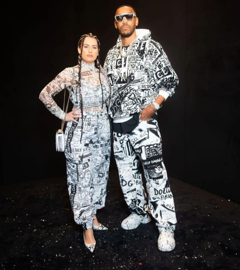奧巴美揚（右）與妻子穿着Dolce & Gabbana設計的服裝出席時裝騷，但被網民取笑他們好像將一份報紙穿上身。網上圖片