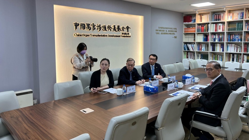 盧寵茂(右一)與中國器官移植發展基金會副理事長王海波(右二)和基金會顧問委員會主席黃潔夫(右三)會面。政府新聞處