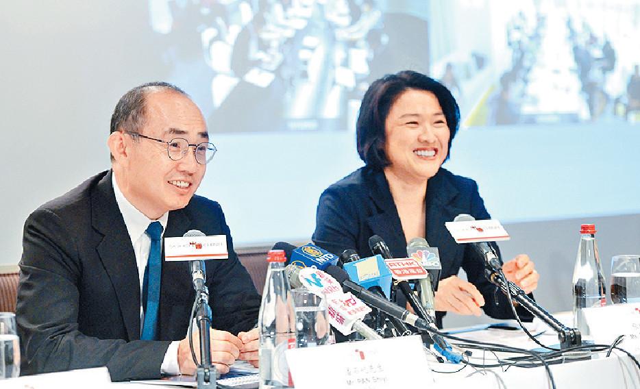 SOHO中國公佈，潘石屹（左）與潘張欣（右）分別辭任董事會主席及行政總裁職務，被市場視為是利好消息，股價昨日應聲彈高11%。資料圖片