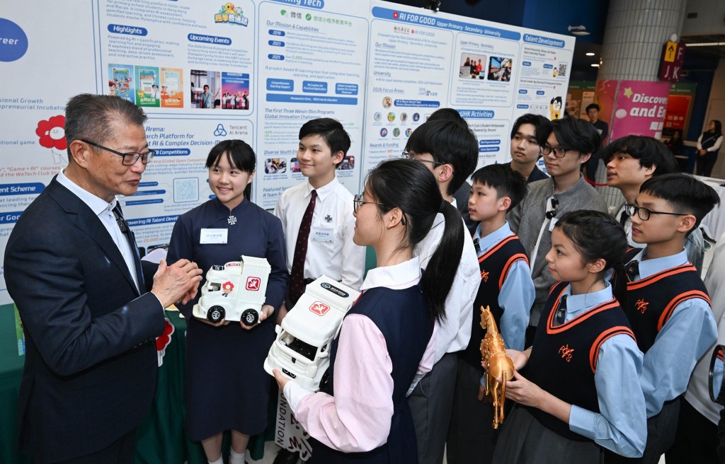 陳茂波（左一）參觀展覽攤位。