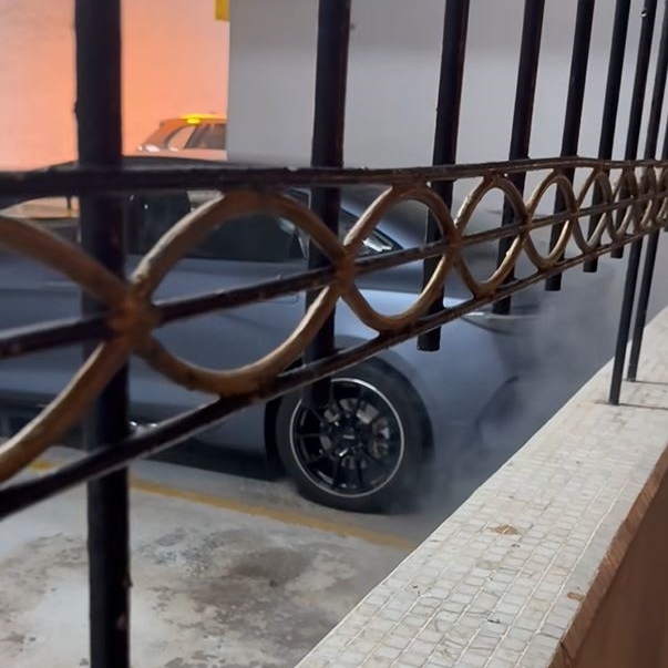 電動私家車車底冒煙。FB：Patrick Law@麗港城討論區