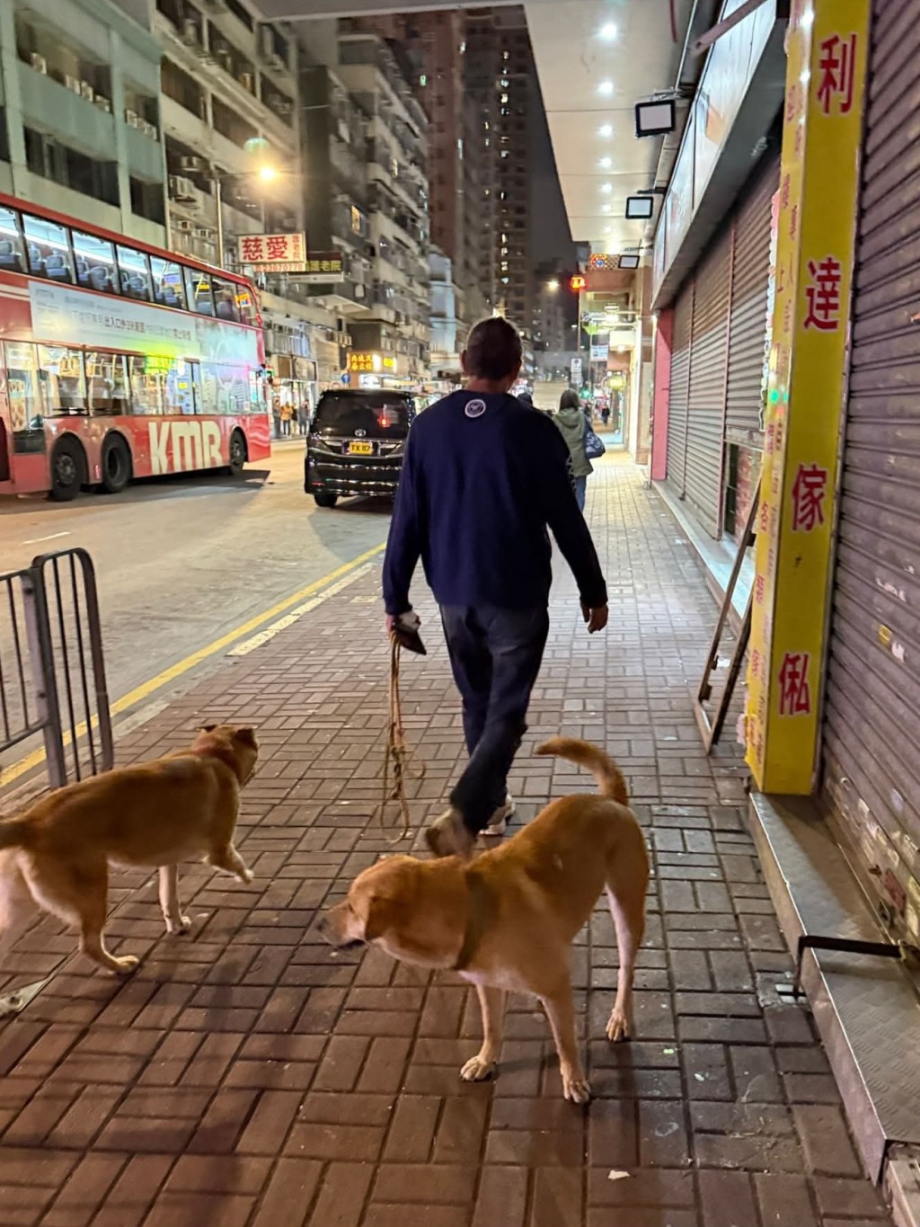 該網民亦拍低被指控的長沙灣狗主,沒有為愛狗佩戴狗繩的照片。(來源:threads) 該網民亦拍低被指控的長沙灣狗主,沒有為愛狗佩戴狗繩的照片。(來源:threads)