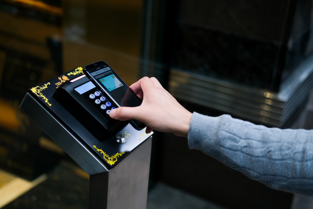 豐盛生活服務將先進科技融入物業管理，業戶透過手機掃描便可自由出入屋苑，輕鬆體驗智能生活的便捷與安全。