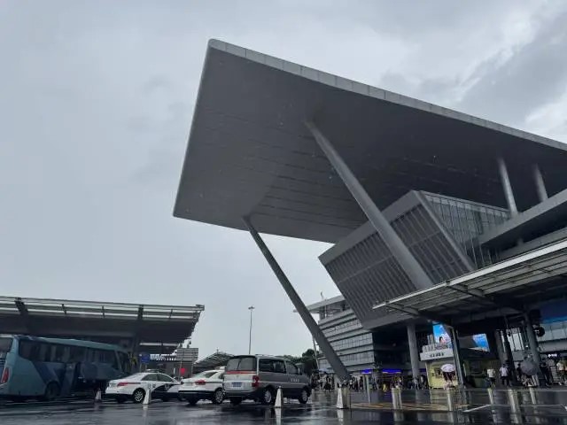 深圳灣口岸的風雨連廊兩段式設計，為旅客擋雨的功能大減。南方+
