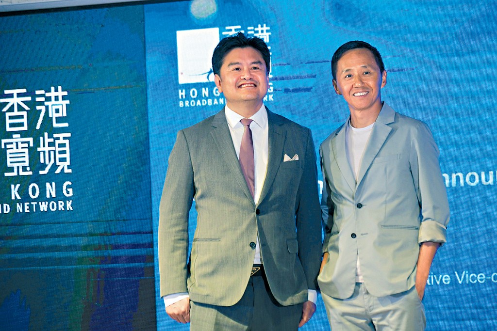 楊主光（右）表示，對香港寬頻前景樂觀，料今年下半年業績必將勝於上半年。