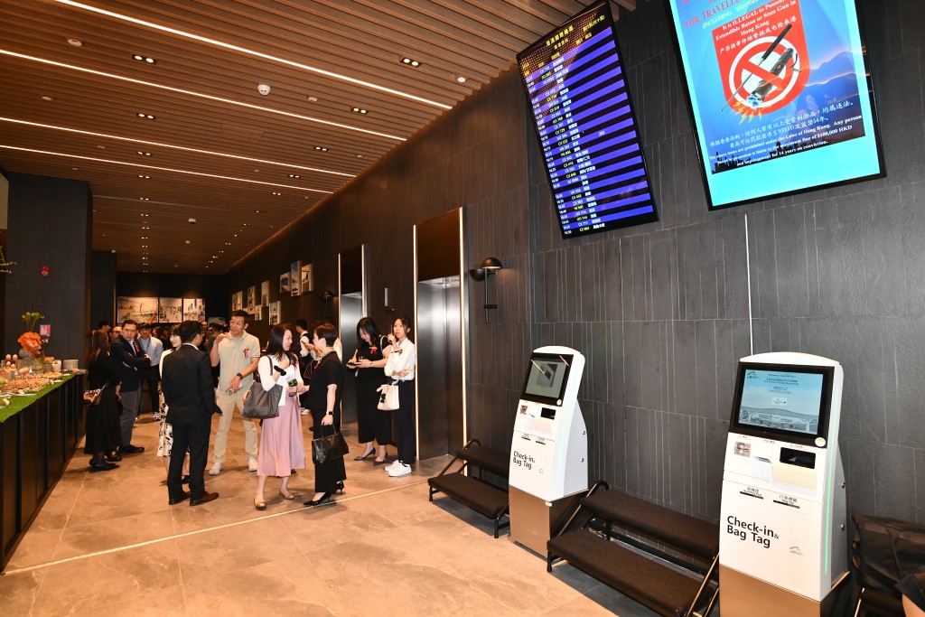 首個高階城市候機樓，提供智能登記櫃檯。盧江球攝