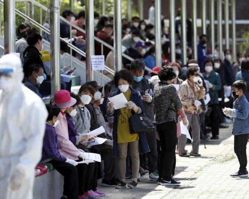 當局為民眾進行病毒檢測,大批人等候。 AP圖