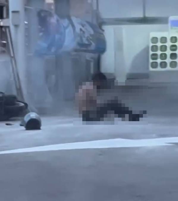 台中自焚男子身上火勢被救熄後，坐在地上等待救援。Threads