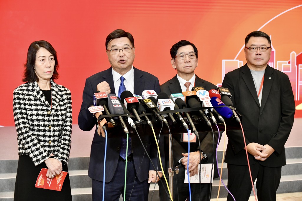 左起: 全國政協委員楊莉珊、基本法委員會副主任黃玉山、全國政協委員容永祺、全國政協委員查毅超。 左起: 全國政協委員楊莉珊、基本法委員會副主任黃玉山、全國政協委員容永祺、全國政協委員查毅超。