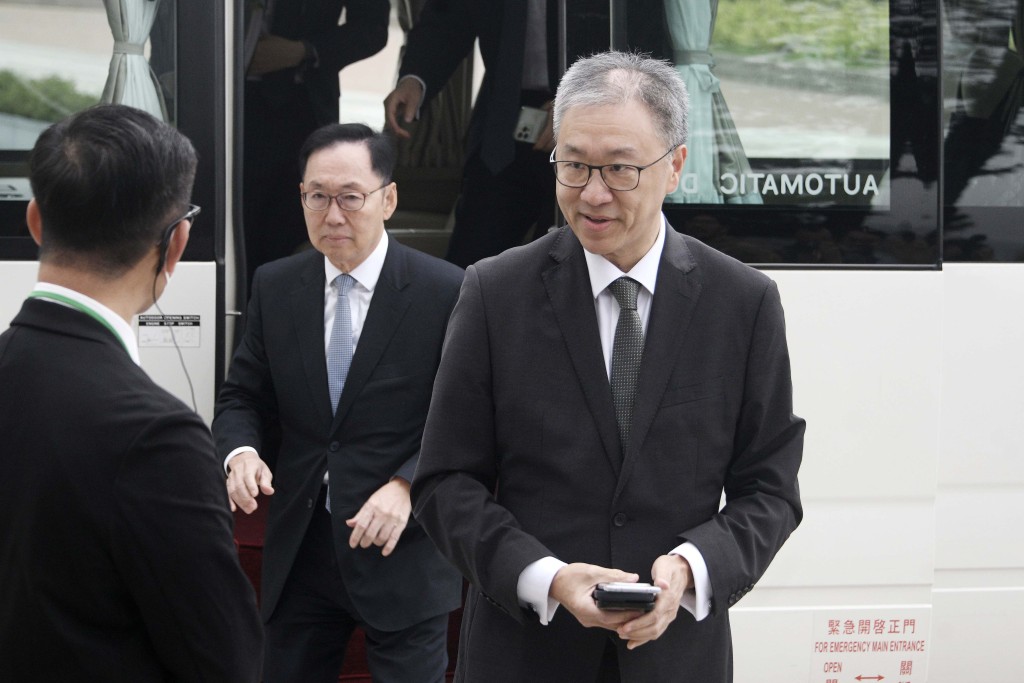 獨立委員會主席陸啟康（前）與委員陳健波（後）。