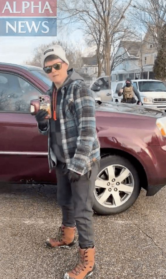 貝卡續說:「你(羅斯)想跟我們打架?你想跟我們打架?我說你還是先去吃午飯吧,大塊頭。」 貝卡續說:「你(羅斯)想跟我們打架?你想跟我們打架?我說你還是先去吃午飯吧,大塊頭。」