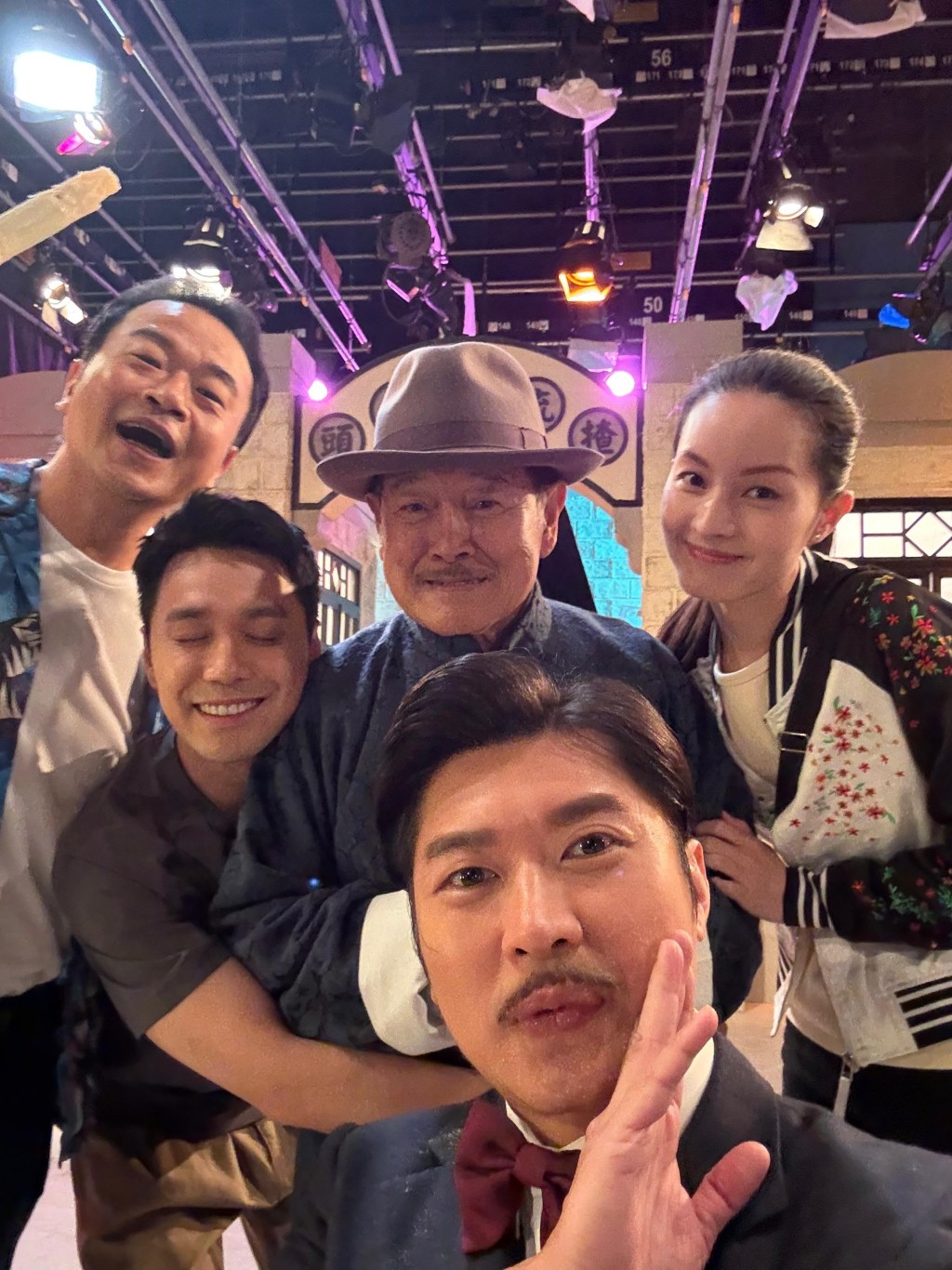 《愛回家之開心速遞》播畢後,一班演員仍然十分好感情。 《愛回家之開心速遞》播畢後,一班演員仍然十分好感情。