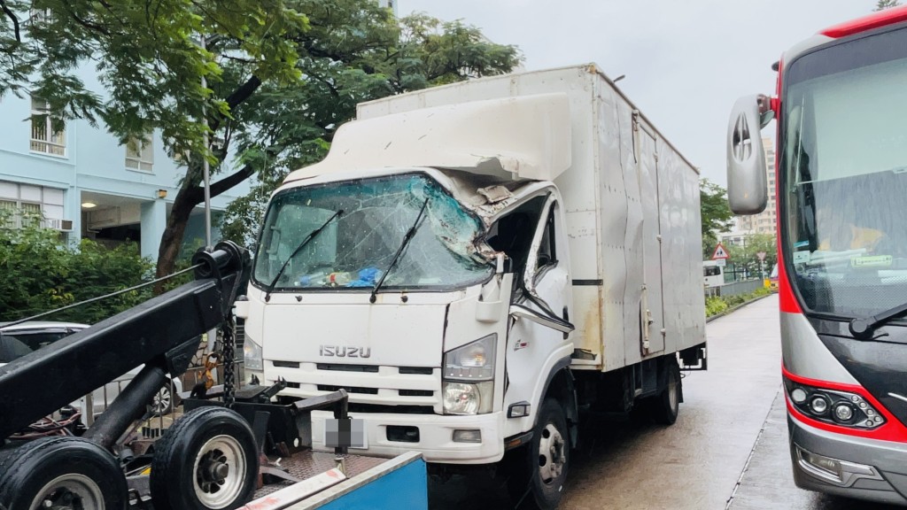 貨車由拖車拖走。