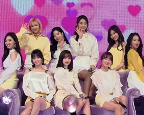 TWICE於本月發行的第5張迷你專輯《What is Love?》，於預售階段亦突破35萬張。