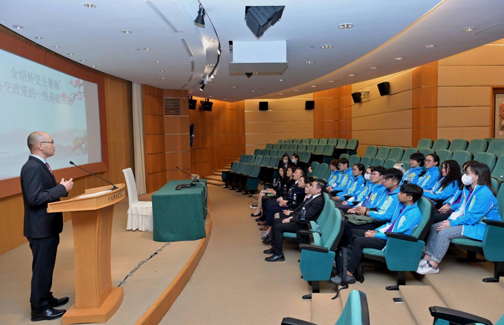 麥美娟、劉家麒及青年義務實習生聽取楊國威介紹外交公署的工作以及國家在國際事務上的參與。