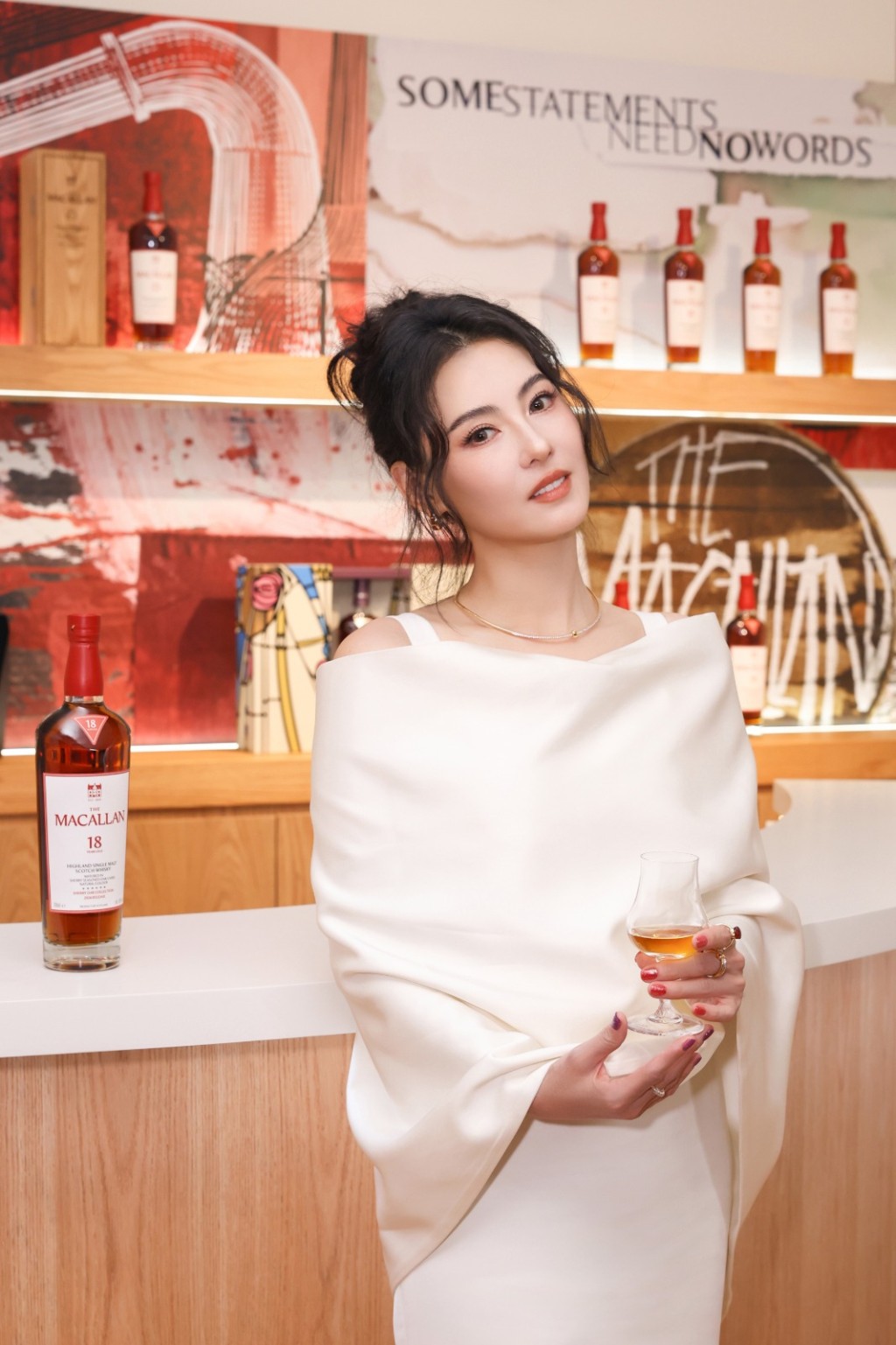 張柏芝舉手投足間盡顯成熟女性的優雅。 張柏芝舉手投足間盡顯成熟女性的優雅。