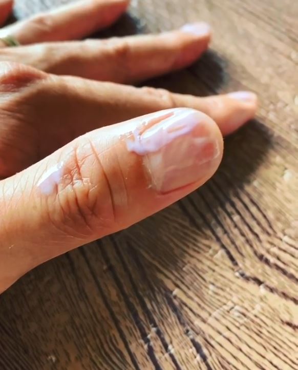張繼聰笑指囡囡好有效率,10秒唔使已經搽晒5隻手指甲,不過出晒界。