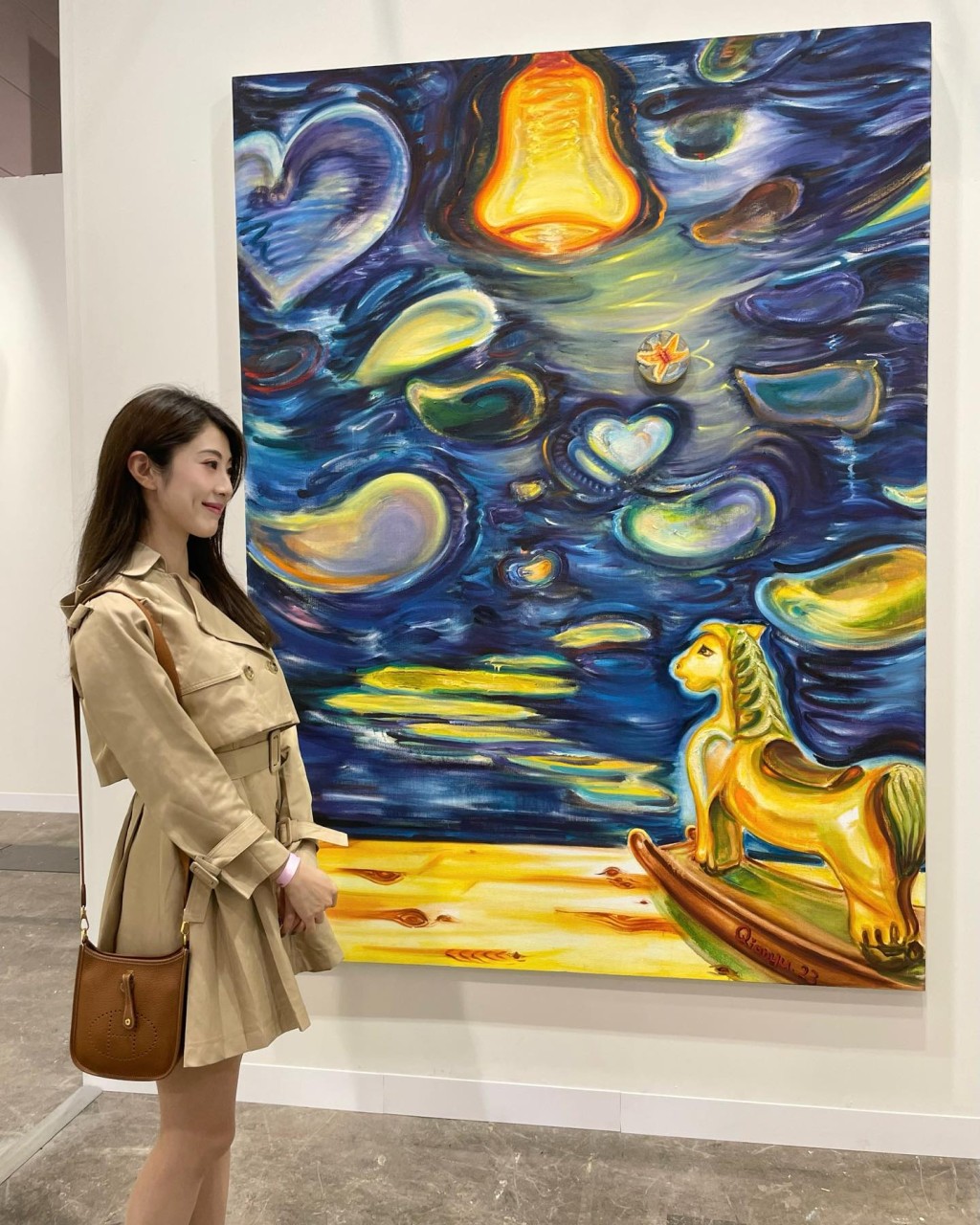 TVB处境剧《爱回家之开心速递》饰演大小姐秘书Mandy的谢芷伦（Jan）都有逛艺术展。
