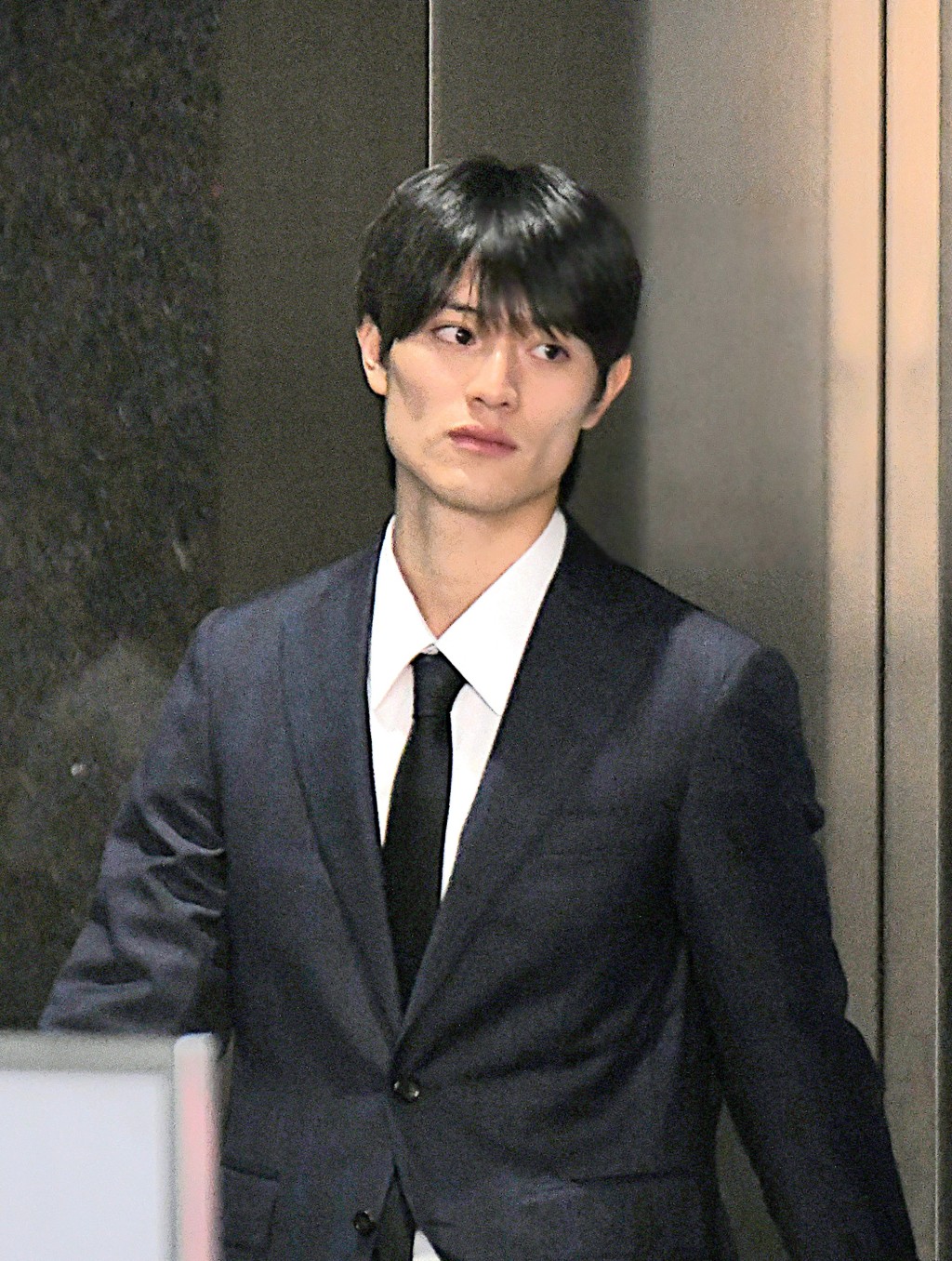 上村謙信離開法庭。何健勇攝 上村謙信離開法庭。何健勇攝