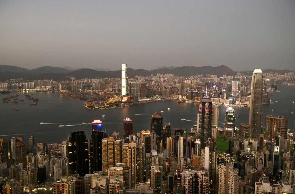 財政司司長陳茂波提出，根據能者多符原則，將於調整1億元以上的住宅物業交易印花税，由4.25%調高至6.5%。