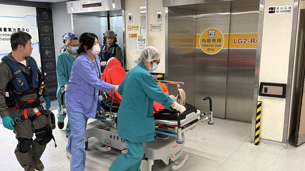 女事主送院治理。梁國峰攝