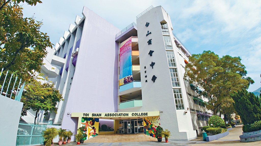 本報接獲投訴,稱台山商會中學的中二級英文科期末考試其中4頁試卷附有答案,其後全級須重考。