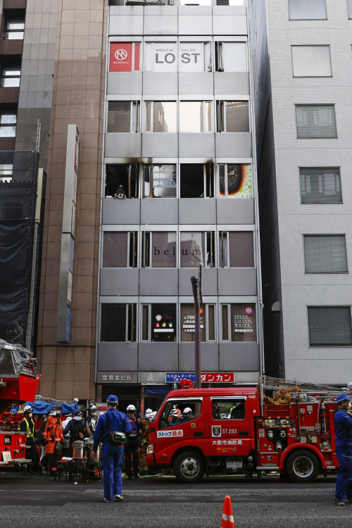 日本大阪市中心一栋大厦发生火警，由4楼开始起火。AP图片