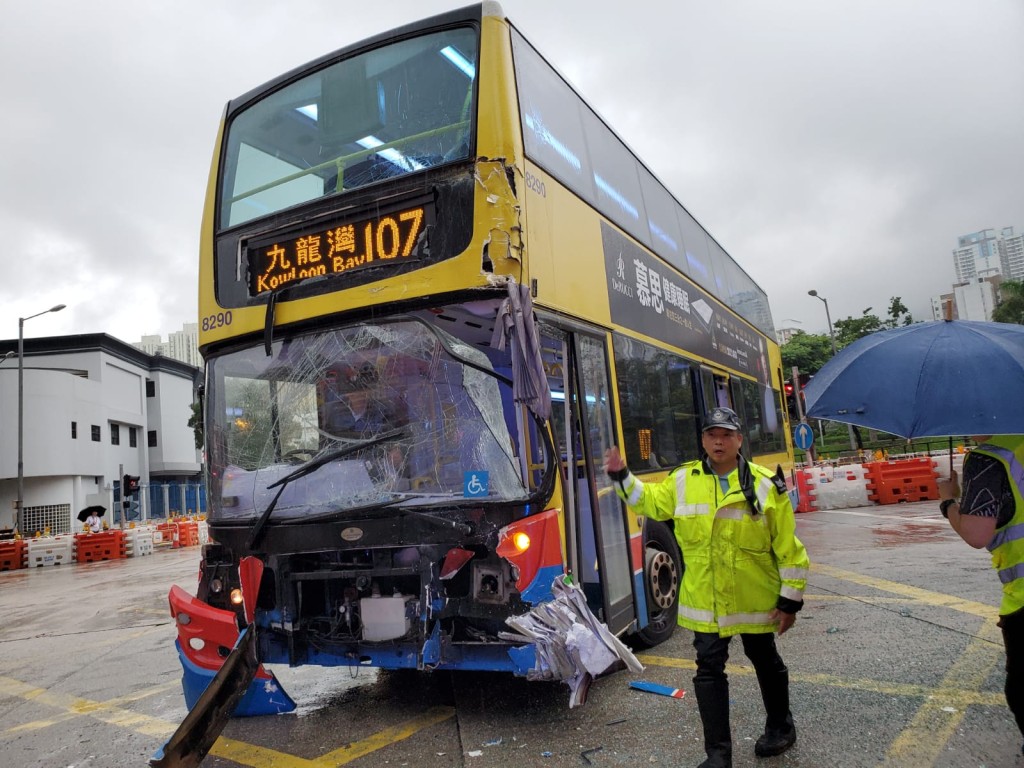 涉事巴士車頭損毀。蔡楚輝攝