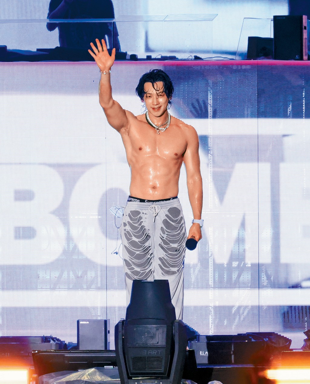 Rain投入表演，除衫助兴益粉丝。