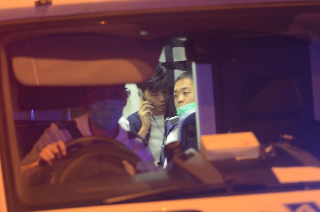 一輪私家車於大老山隧道沙田出口失控撞欄，車頭嚴重變形。