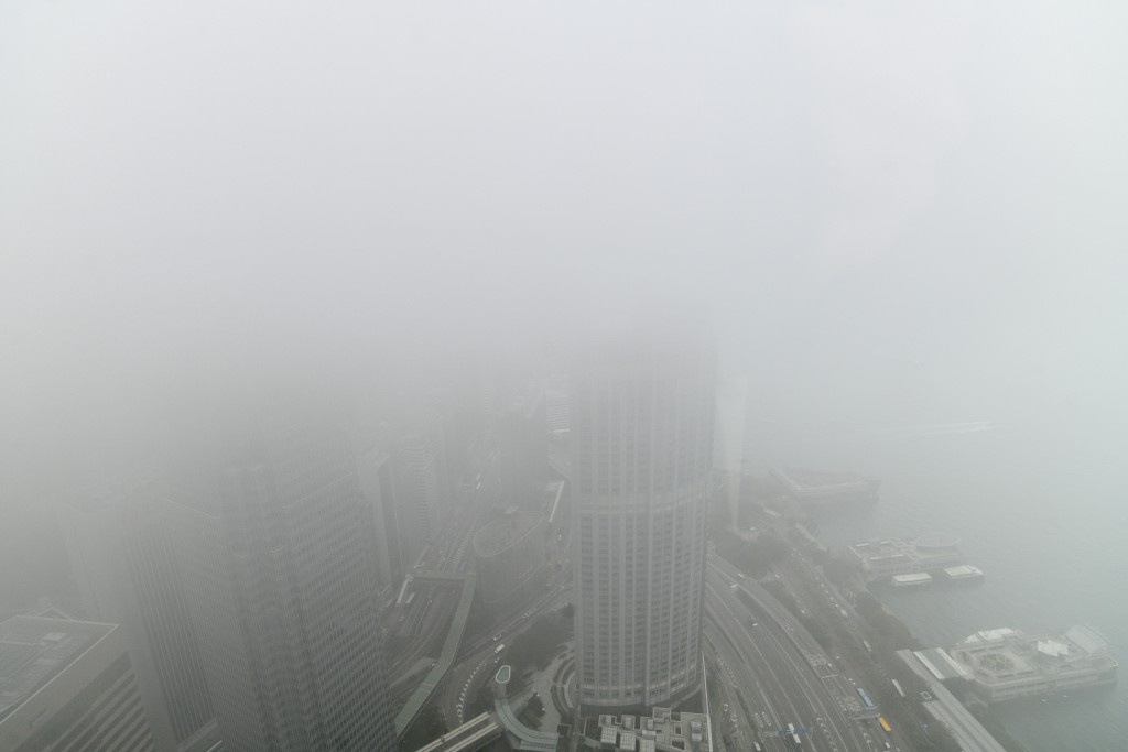 天文台預料受溫暖潮濕的海洋氣流影響，下周初廣東沿岸有霧，圖為月初香港大霧情況。資料圖片