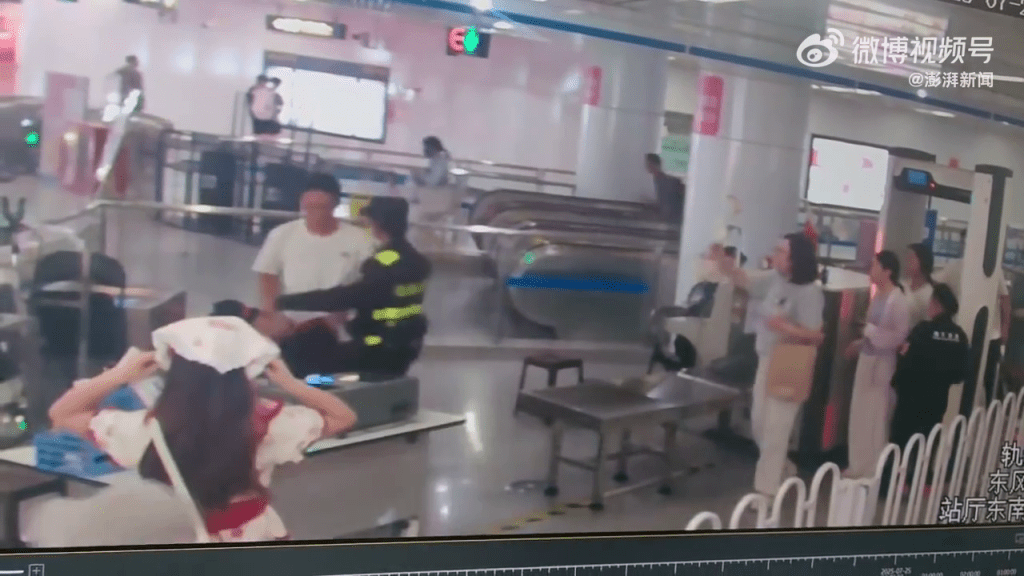警員抓獲並報告派出所勤務指揮室。 警員抓獲並報告派出所勤務指揮室。