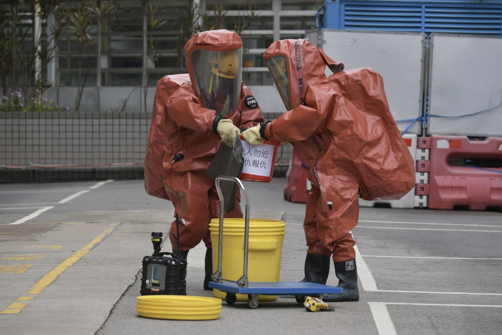 消防派遣危害物質專隊到場處理有關化學品。陳浩元攝