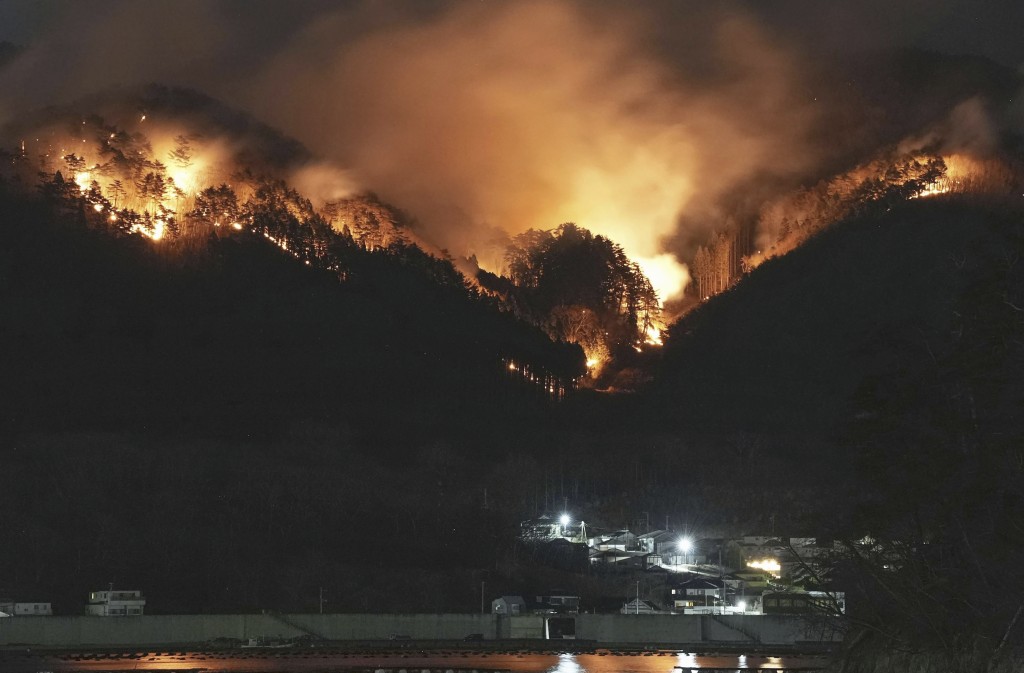 岩手縣大船渡市山林火災持續延燒，燃燒面積已達到2600公頃。美聯社