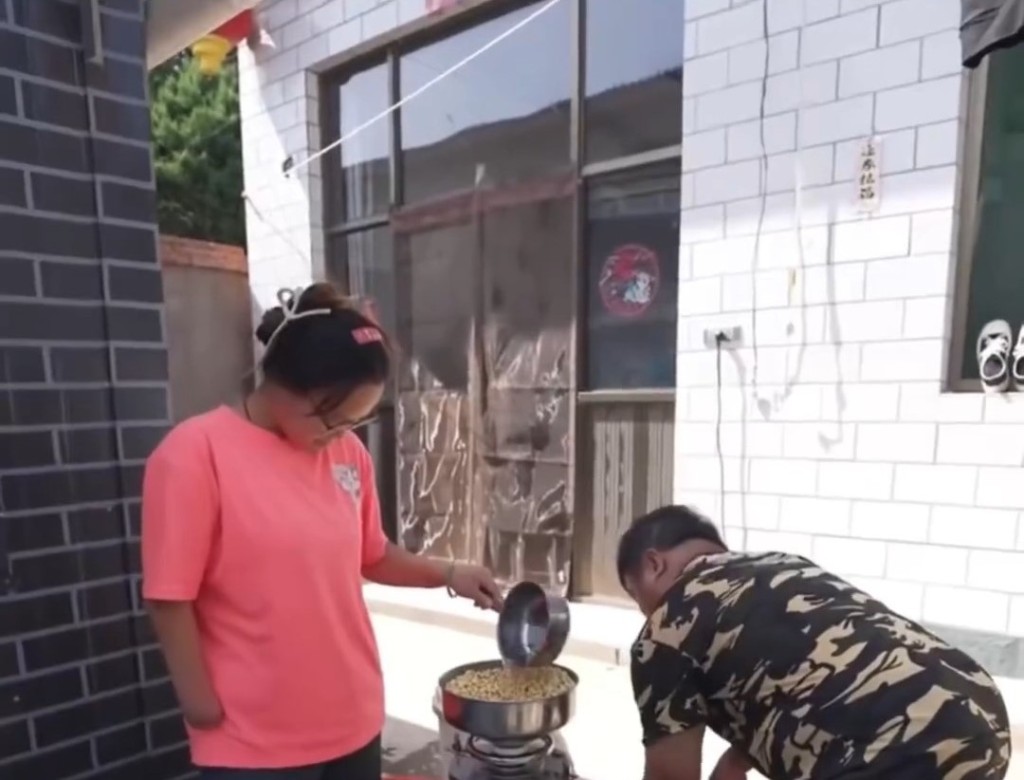 駢某興目前與丈夫賣小食為生。 駢某興目前與丈夫賣小食為生。