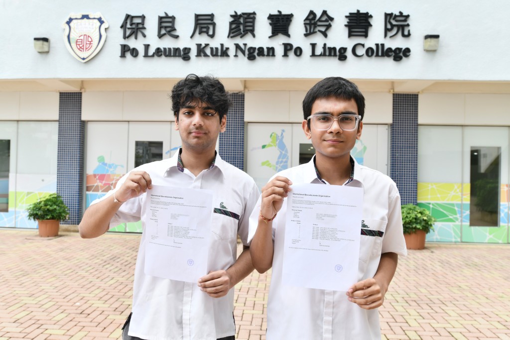 榜眼非华语学生PANDEY AMEYA(左)及PATEL SHWET HARESHBHAI(右)。卢江球摄 榜眼非华语学生PANDEY AMEYA(左)及PATEL SHWET HARESHBHAI(右)。卢江球摄