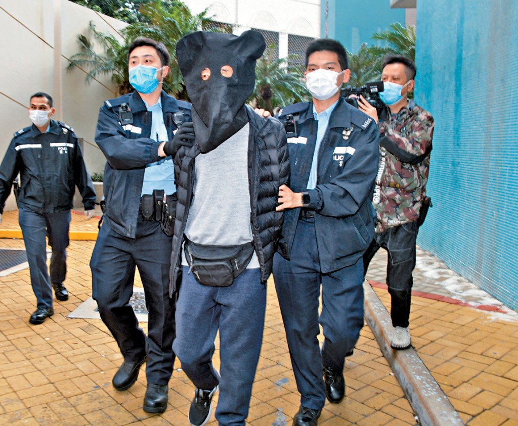 7旬保案員3年前涉在家徒手掐死患有精神病的32歲親生女兒後自行報警。圖為案發後警方到場拘捕被告。