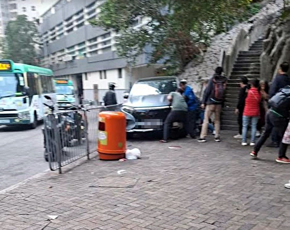 途人一度合力抬車救人。網圖 途人一度合力抬車救人。網圖