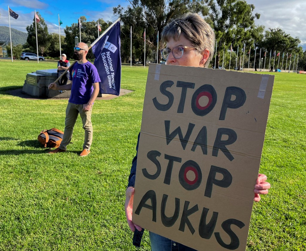 澳洲国会外，有示威者反对AUKUS协定。路透社