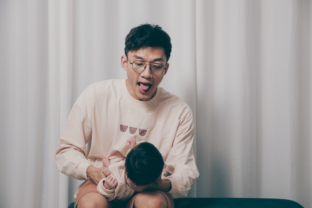 陳湛文笑言每次哄女兒睡覺,都帶來反效果,令她愈來愈精神。 陳湛文笑言每次哄女兒睡覺,都帶來反效果,令她愈來愈精神。