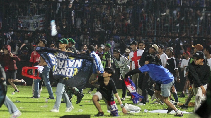 印尼上月有足球賽球迷闖入球場爆發騷亂，造成至少125人死亡。路透社圖片