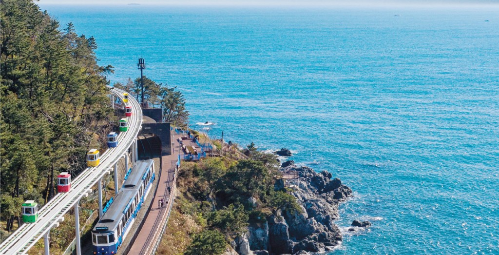 沿着海岸線走，上層路軌是Sky Capsule，下層是Ocean Train。