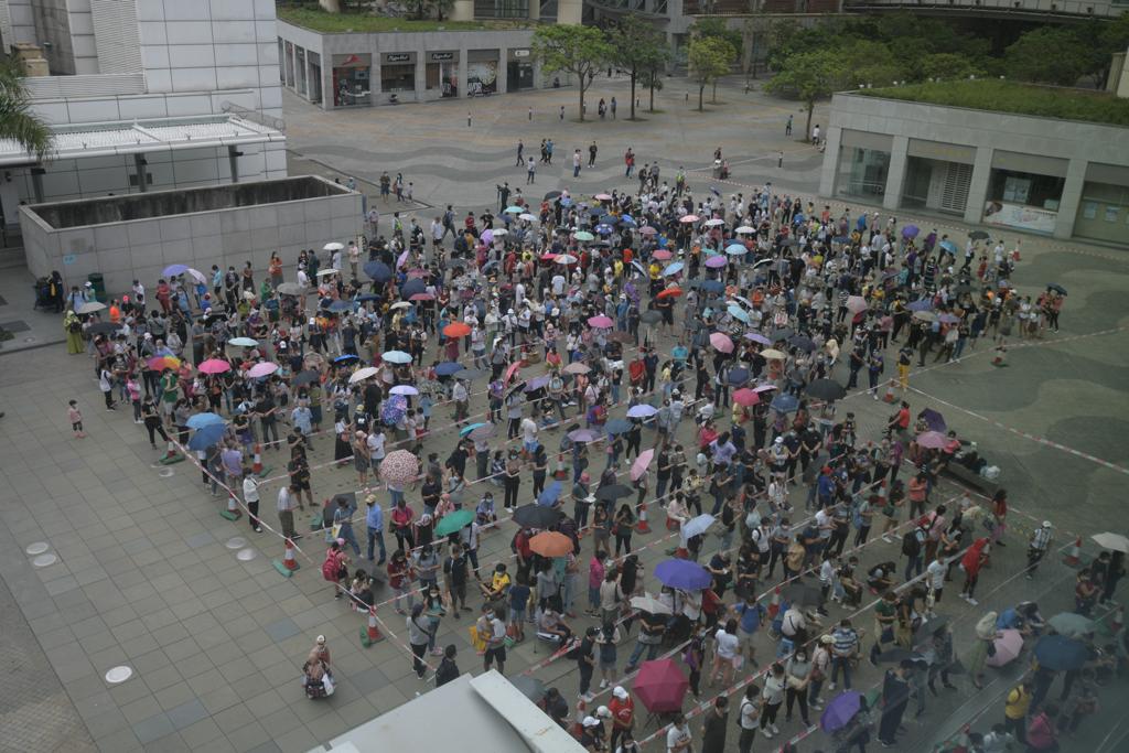 東薈城露天廣場採樣站今日繼續大排長龍。