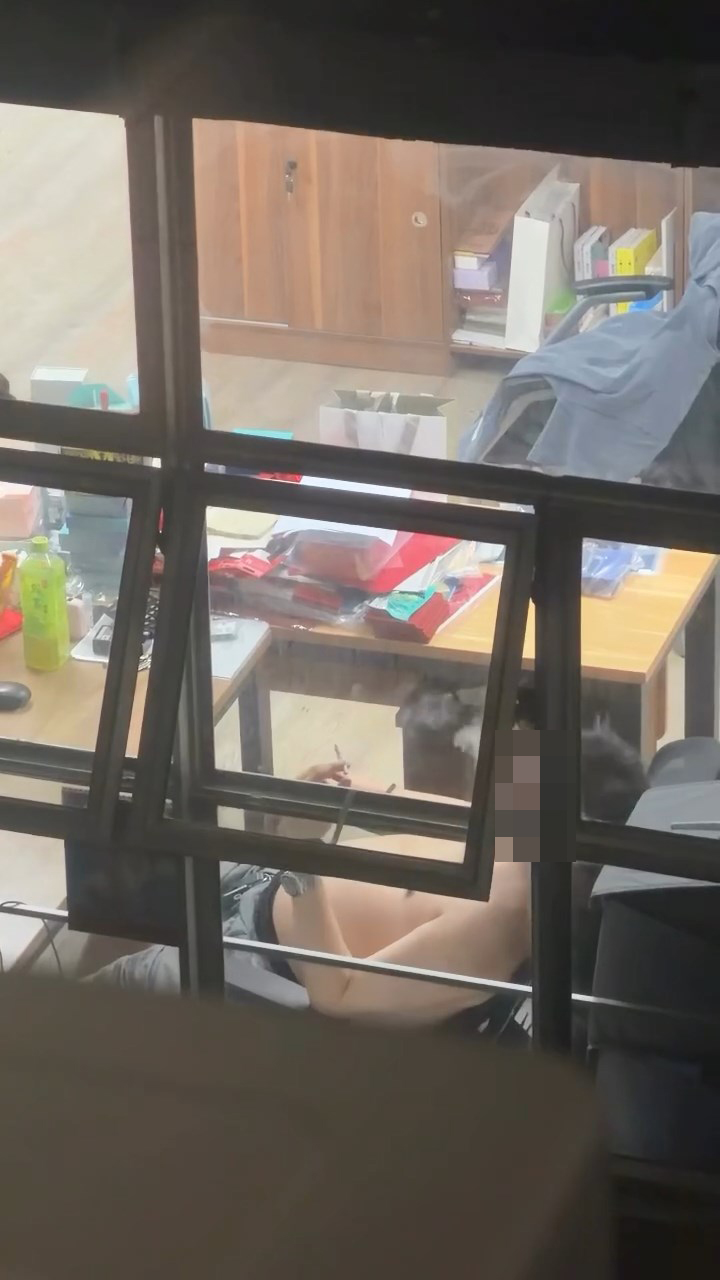 一名赤裸上身的男子在單位內吸煙。Threads@adamccf片段截圖