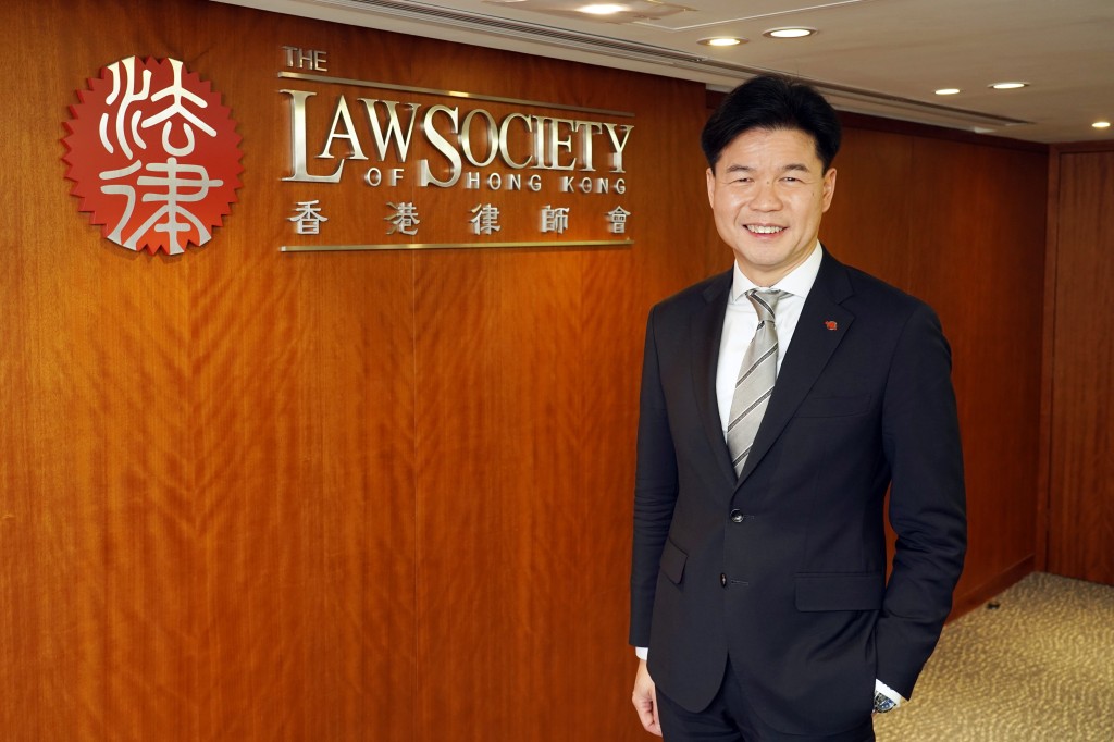 香港律师会会长汤文龙报名参选第二界别的“法律界界别分组”。