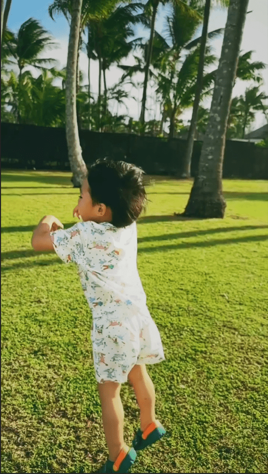 周柏豪2岁半的囝囝跳跳扎，充满活力。