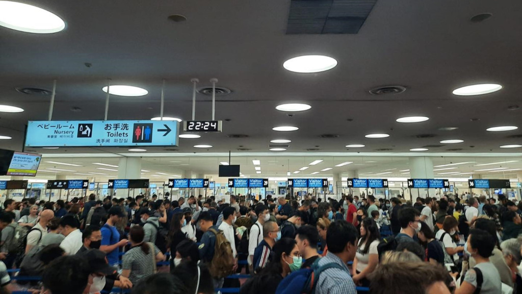 東京羽田機場昨晚約10時半擠滿排隊等候入境的人士。縱橫遊FB圖片