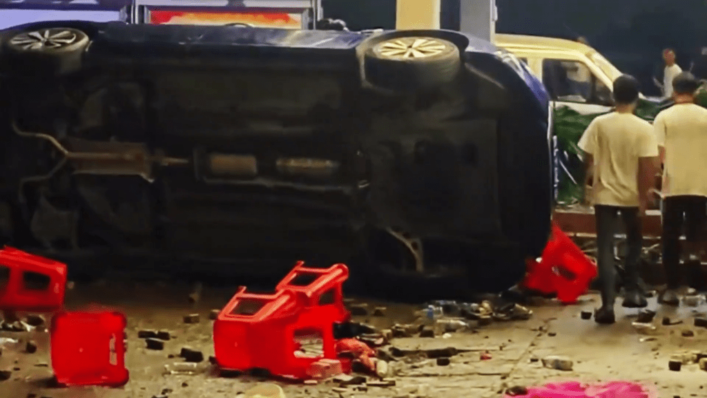 網片顯示,現場有多輛汽車被推翻。 網片顯示,現場有多輛汽車被推翻。